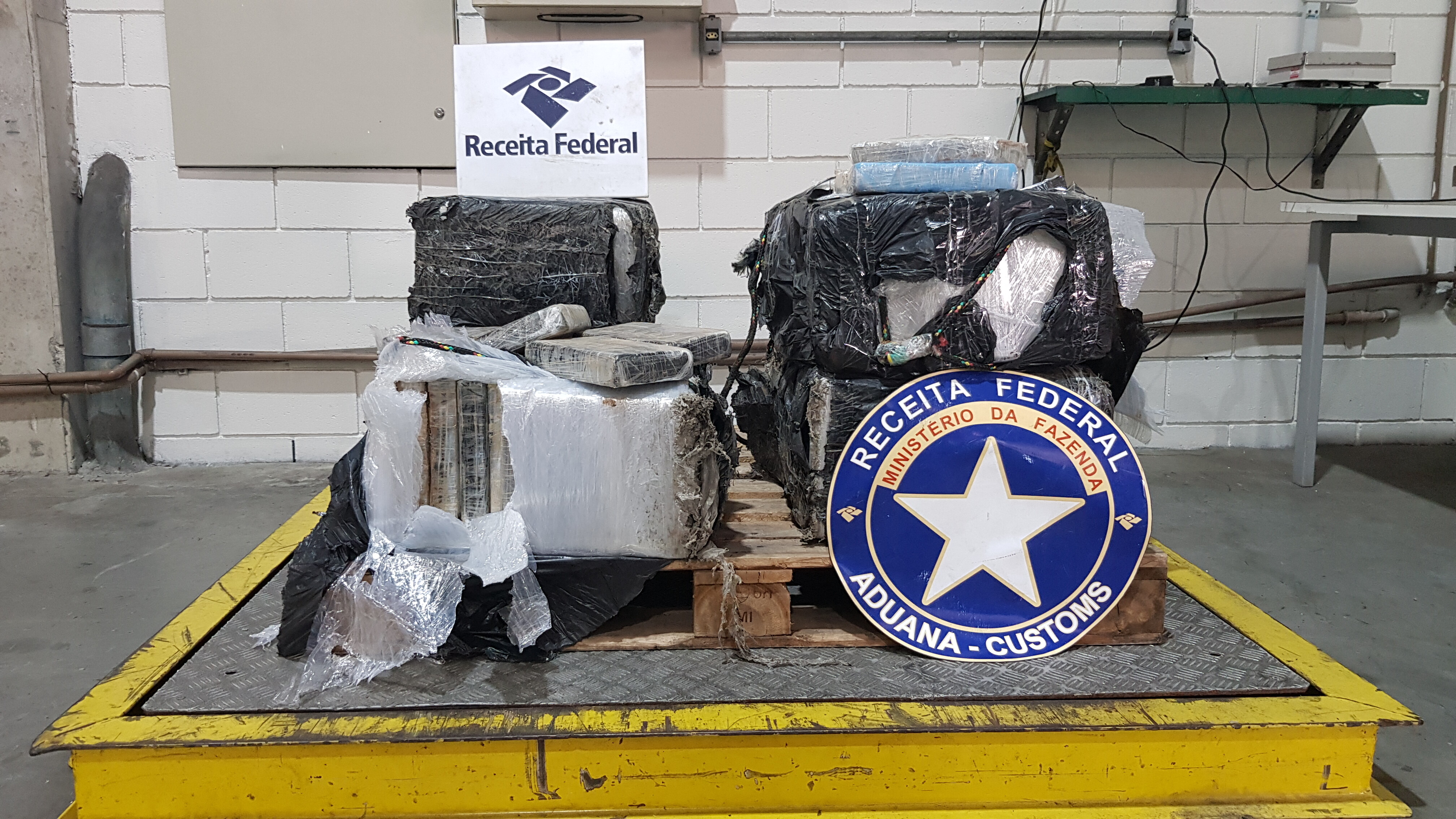 Analistas-Tributários atuam na apreensão de 240,5 kg de cocaína no Porto de Itapoá (SC)