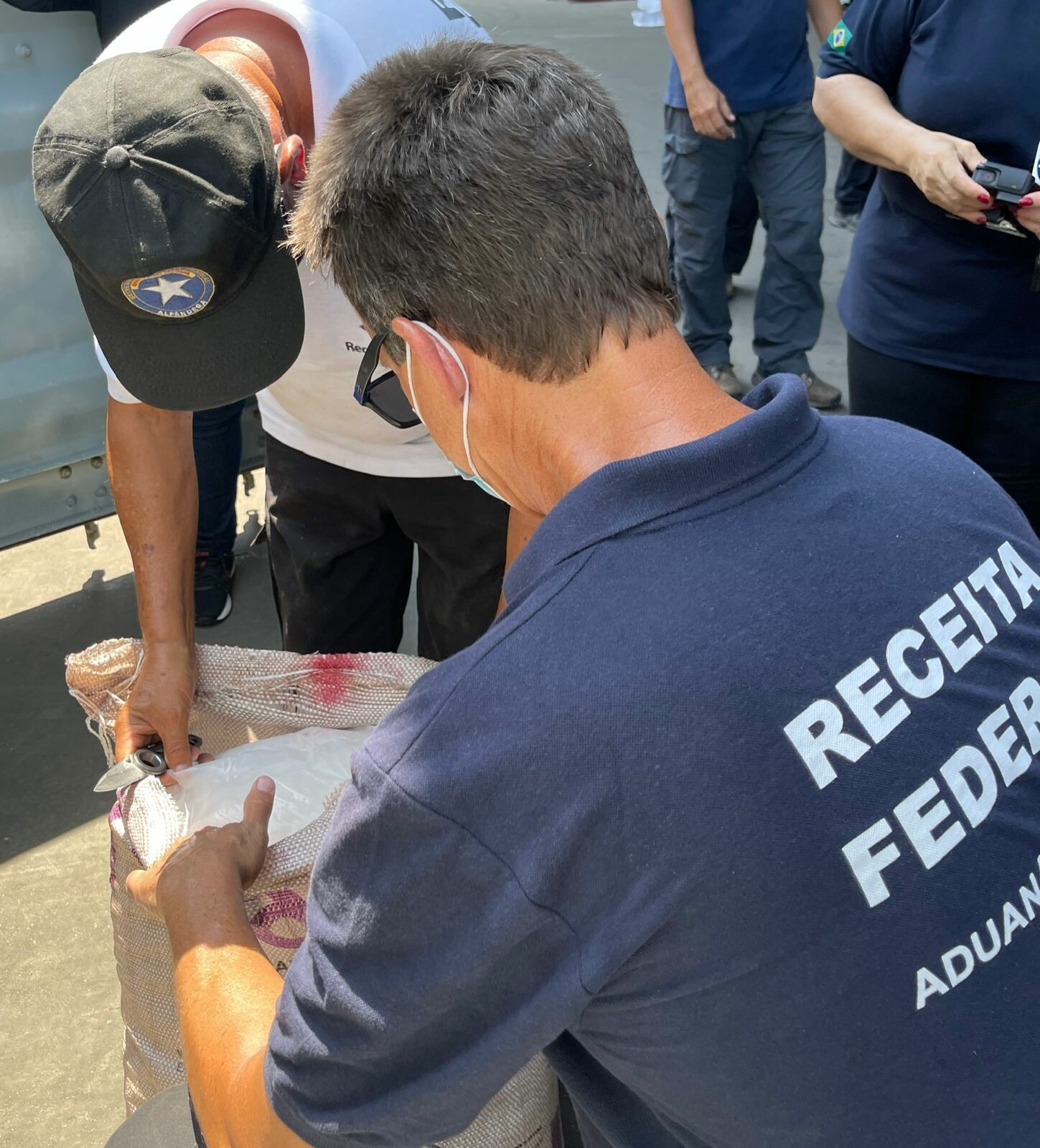 Analistas Tributários atuam na apreensão de mais de uma tonelada de cocaína no Porto de SantosSP 2