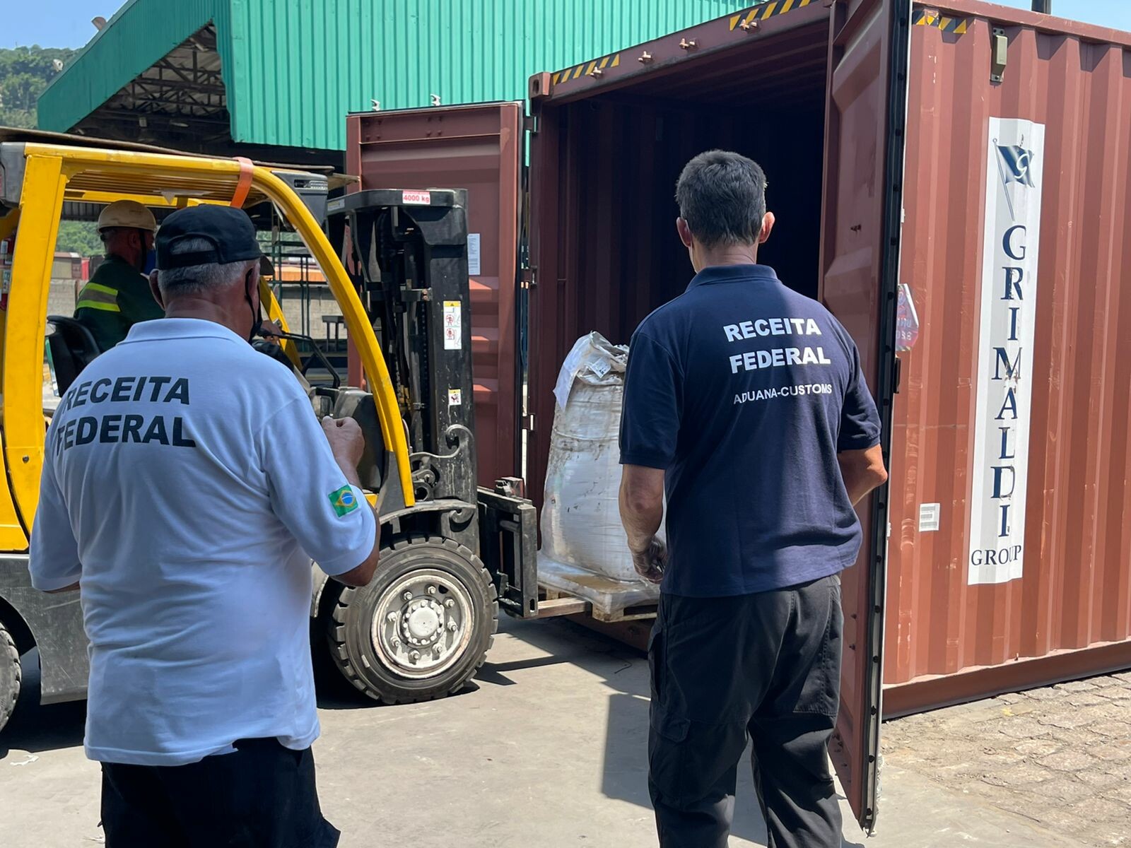 Analistas Tributários atuam na apreensão de mais de uma tonelada de cocaína no Porto de SantosSP 3