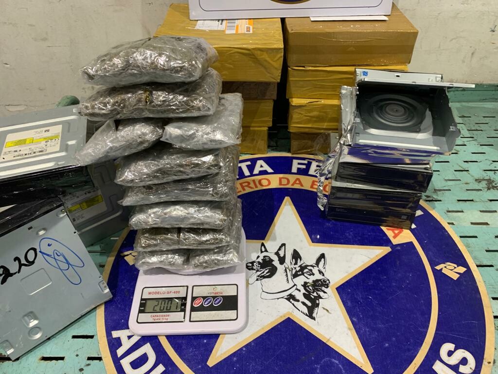 Analistas Tributários de Manaus atuam na apreensão de cocaína e skunk nos Correios 10