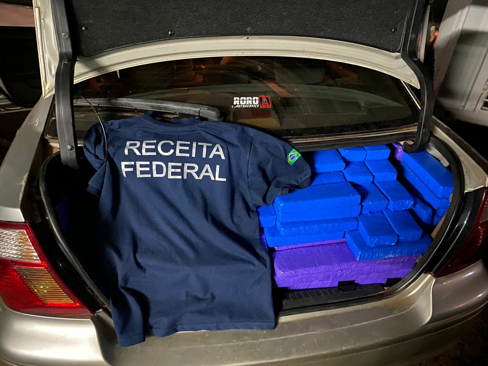 Analistas Tributários atuam na apreensão de cerca de 900kg de maconha e caixas de cigarros irregulares na Ponte Internacional da AmizadePR 5