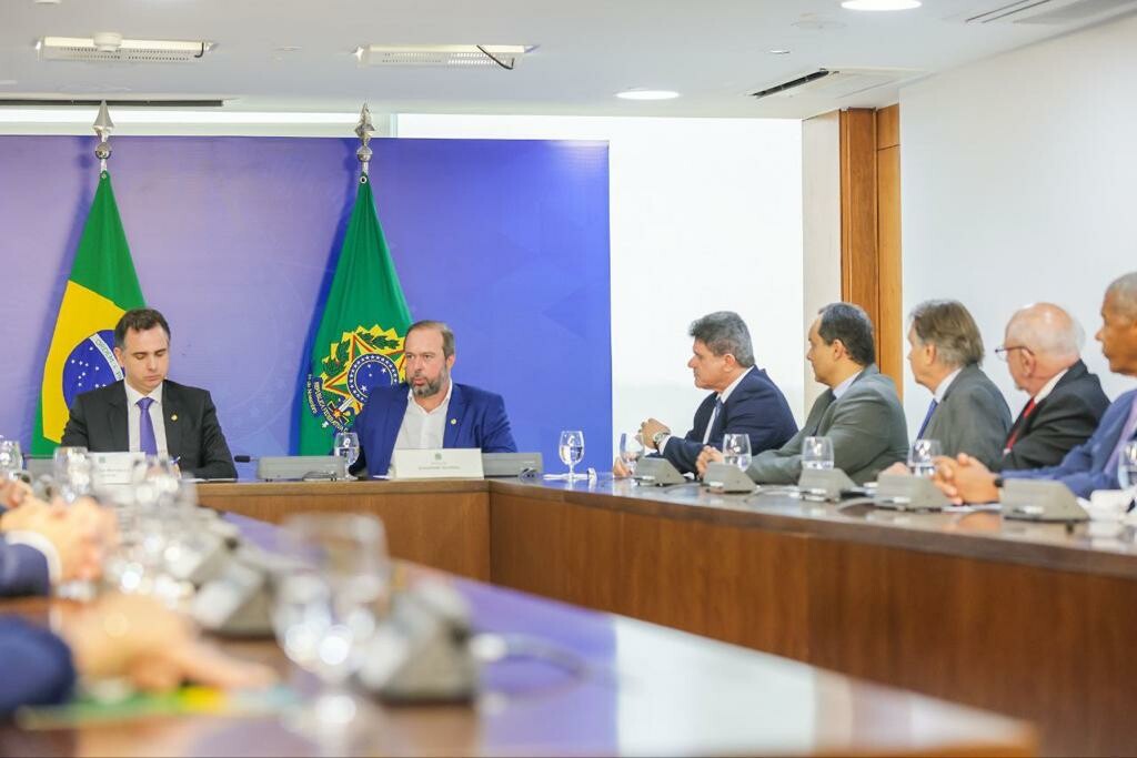 Presidente da República em exercício recebe Diretoria Executiva Nacional do Sindireceita em reunião no Planalto