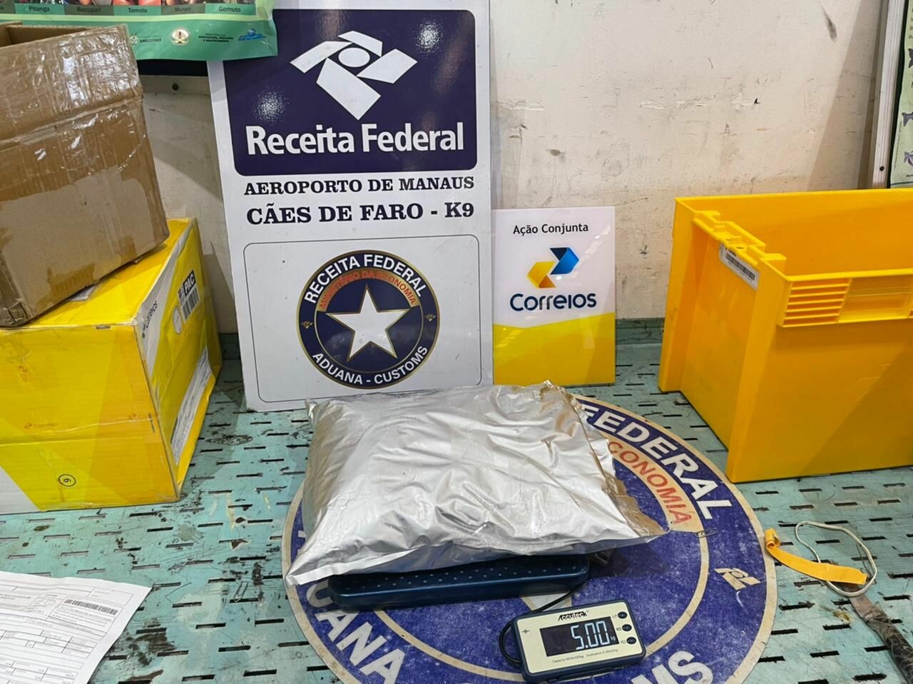 Receita Federal em Manaus encontra drogas e dinheiro falso em cargas e encomendas. 3