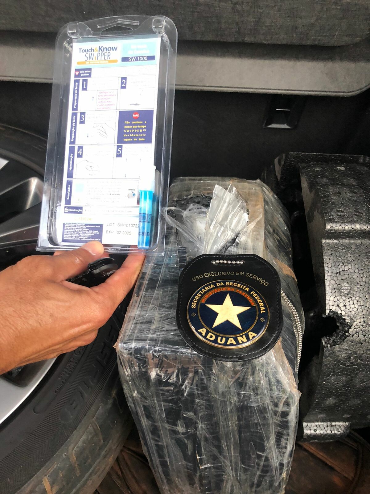 Analistas Tributários da Receita Federal do Brasil atuam na retenção de mercadorias irregulares no valor de R70 mil e na apreensão de 11kg de cocaína em Mato Grosso do Sul 2