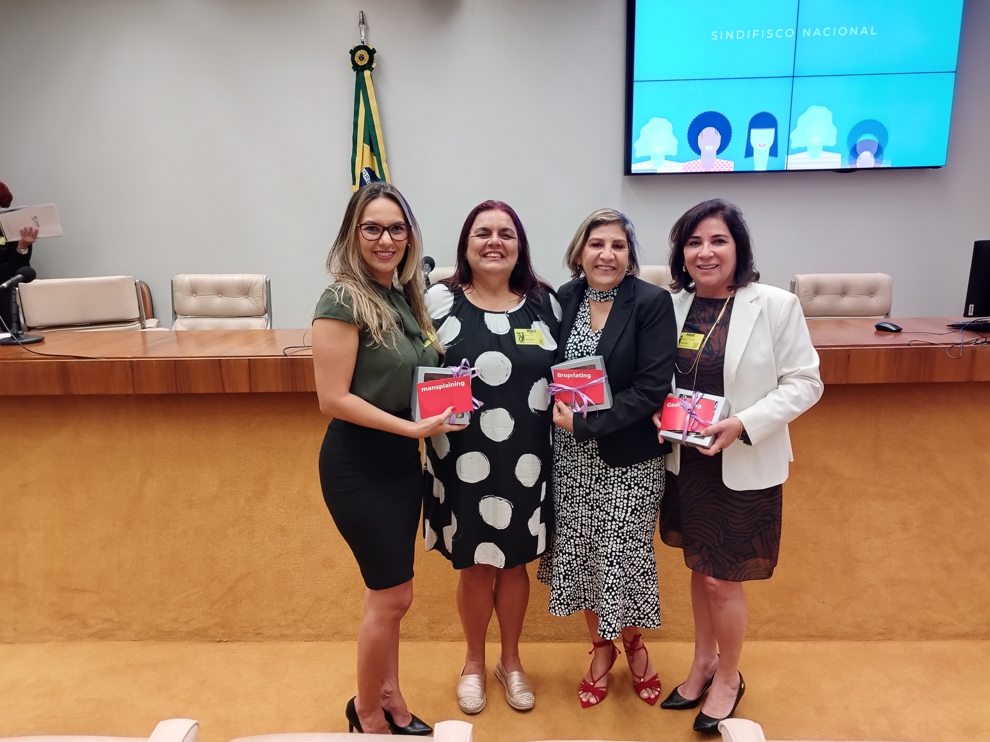 Coordenadora geral da Comissão de Mulheres do Sindireceita participa de debate sobre mobilização das mulheres no serviço público promovido pelo Sindifisco Nacional