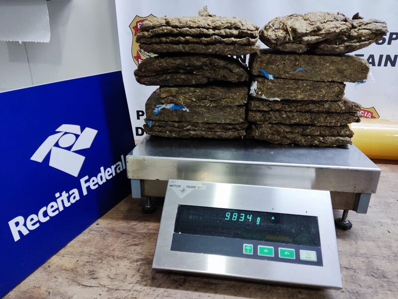 Alfândega de Guarulhos apreende aproximadamente 12 kg de drogas