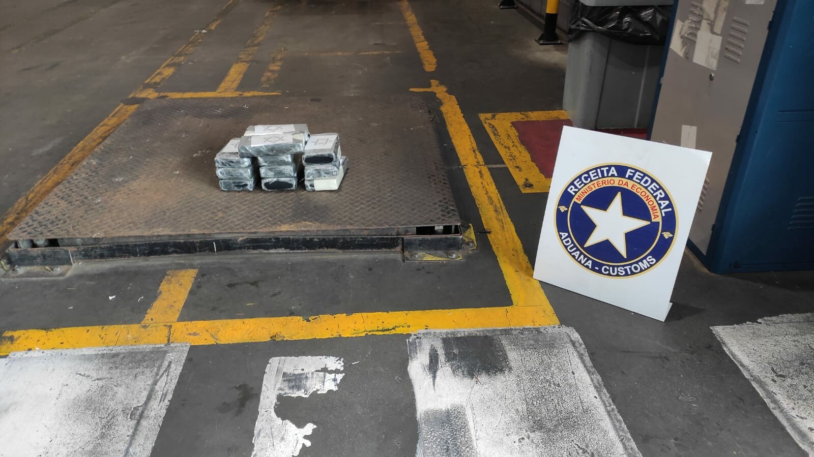 Analistas Tributários da Receita Federal do Brasil atuam na apreensão de 12 kg de cocaína no Porto de ParanaguáPR 2