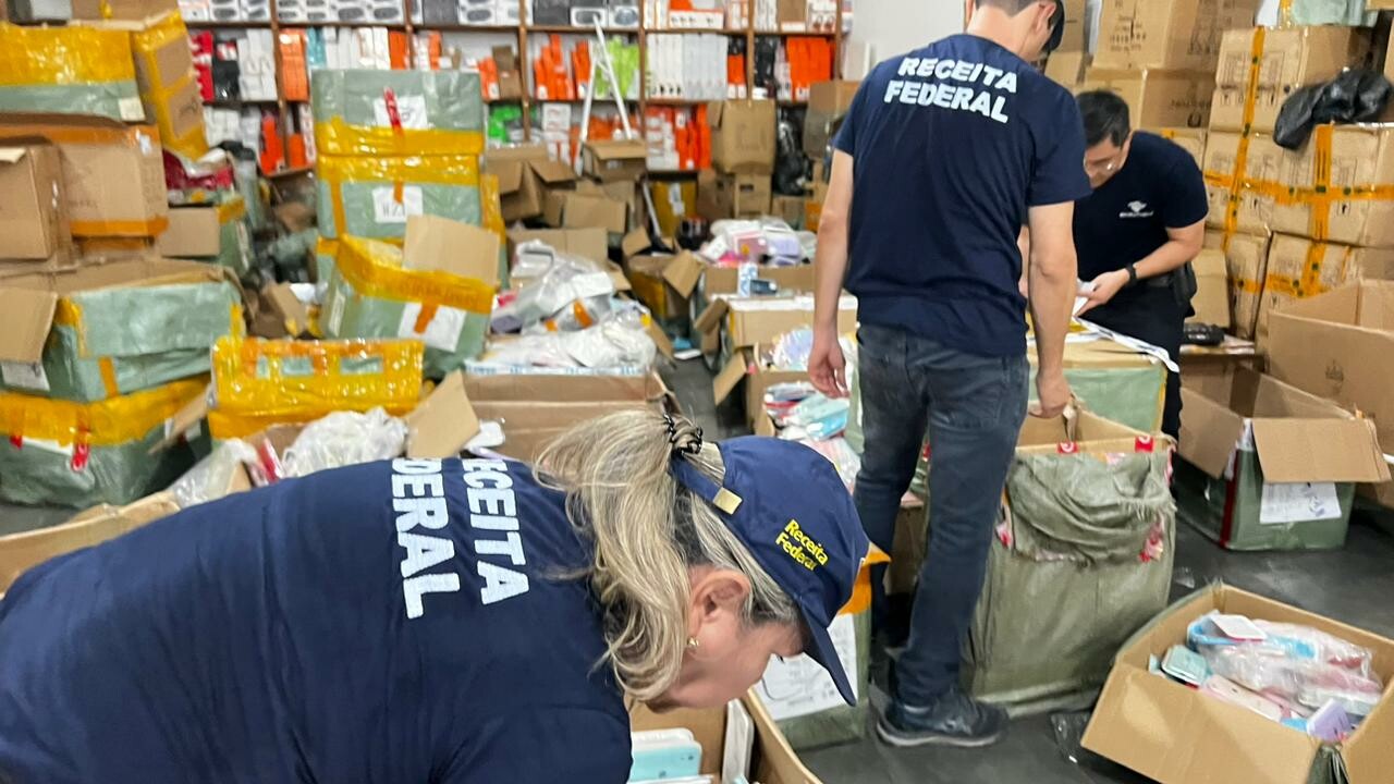 Analistas Tributários da Receita Federal do Brasil atuam na retenção de mais de R25 milhões em mercadorias irregulares em CuiabáMT 4