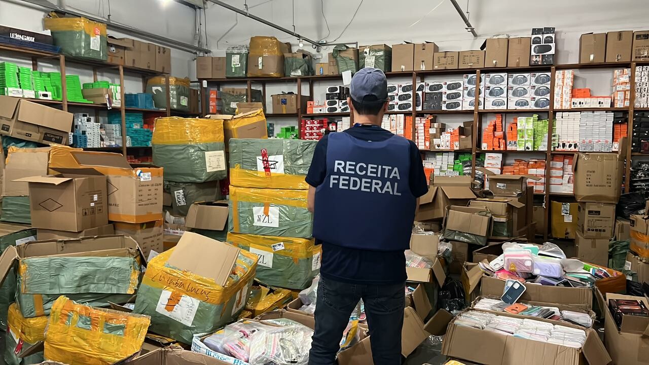 Analistas Tributários da Receita Federal do Brasil atuam na retenção de mais de R25 milhões em mercadorias irregulares em CuiabáMT 5