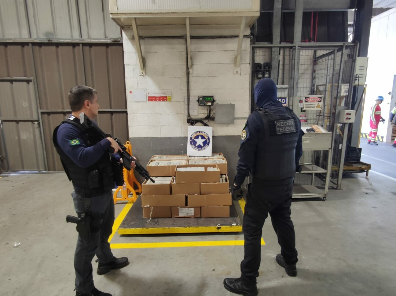 Analistas Tributários da Receita Federal do Brasil atuam na apreensão de 430kg de cocaína no Porto de NavegantesSC 1