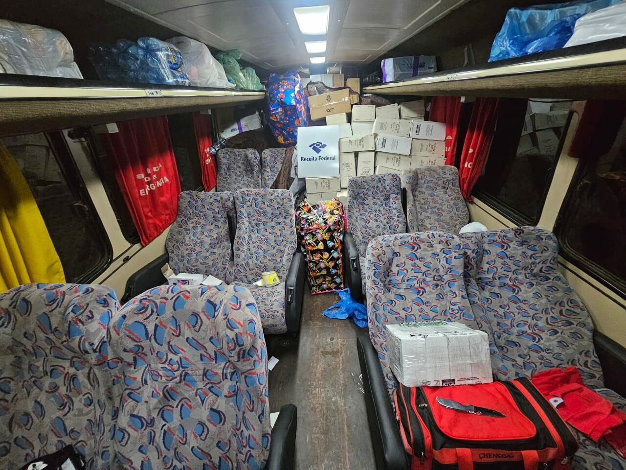 Aduana: Analistas-Tributários atuam na retenção de ônibus com grande quantidade de mercadorias irregulares no Paraná