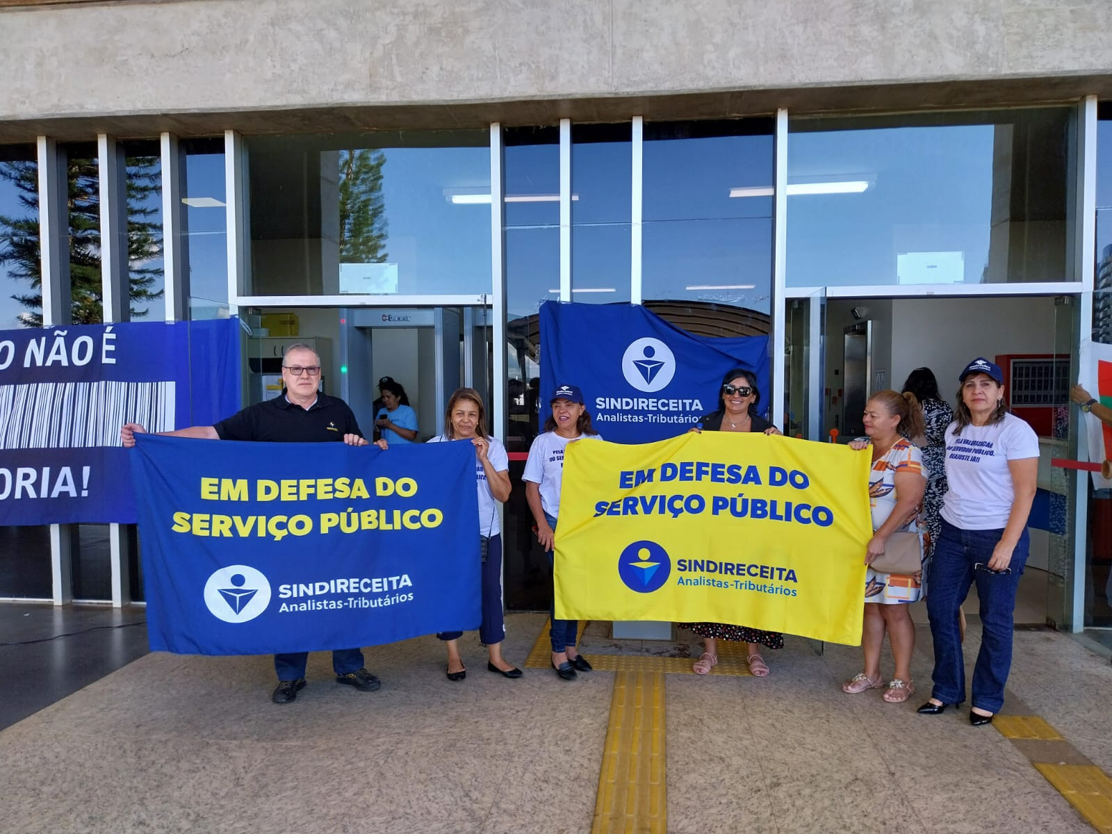 Sindireceita e demais representantes de entidade sindicais assinam o termo de compromisso com o governo que determina a abertura da Mesa Específica e do reajuste nos benefícios