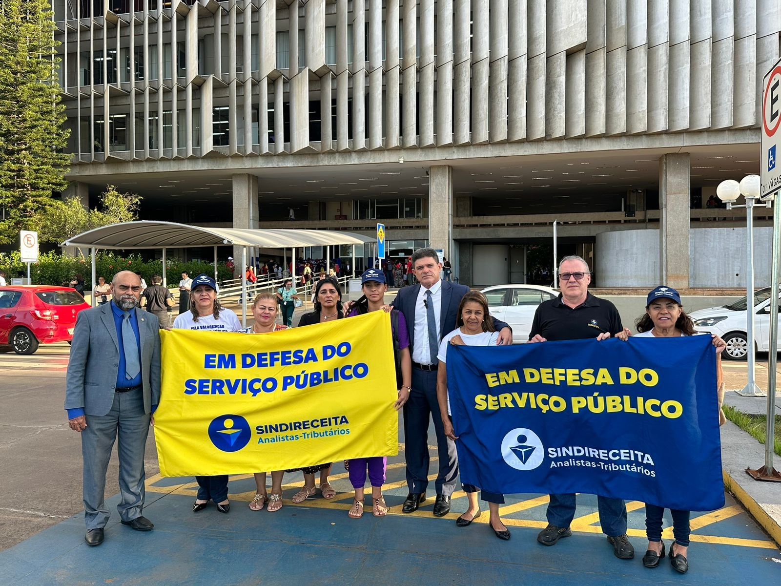 Sindireceita e demais representantes de entidade sindicais assinam o termo de compromisso com o governo que determina a abertura da Mesa Específica e do reajuste nos benefícios 2