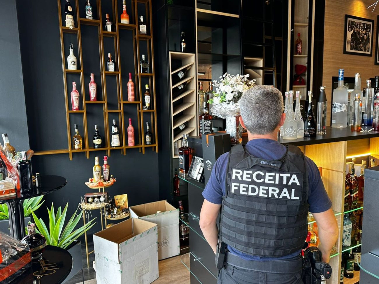 Aduana Analistas Tributários atuam em operação contra o comércio ilegal de bebidas alcoólicas falsificadas em Santa Catarina