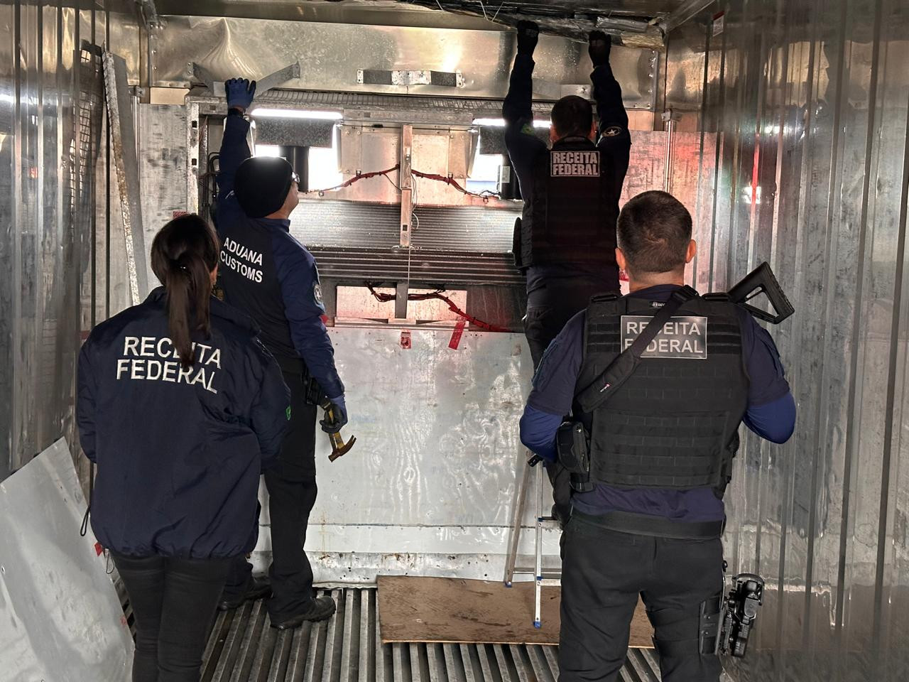 Aduana Analistas Tributários atuam na apreensão de 71.5 kg de cocaína no porto de ParanaguáPR 4