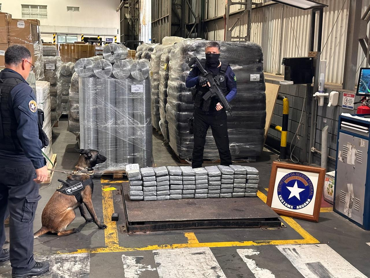 Aduana Analistas Tributários atuam na apreensão de 71.5 kg de cocaína no porto de ParanaguáPR 5