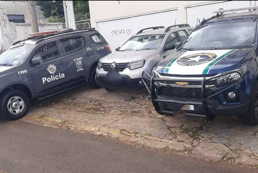 Aduana: Analistas-Tributários atuam na retenção de milhares de tênis falsificados em Franca/SP