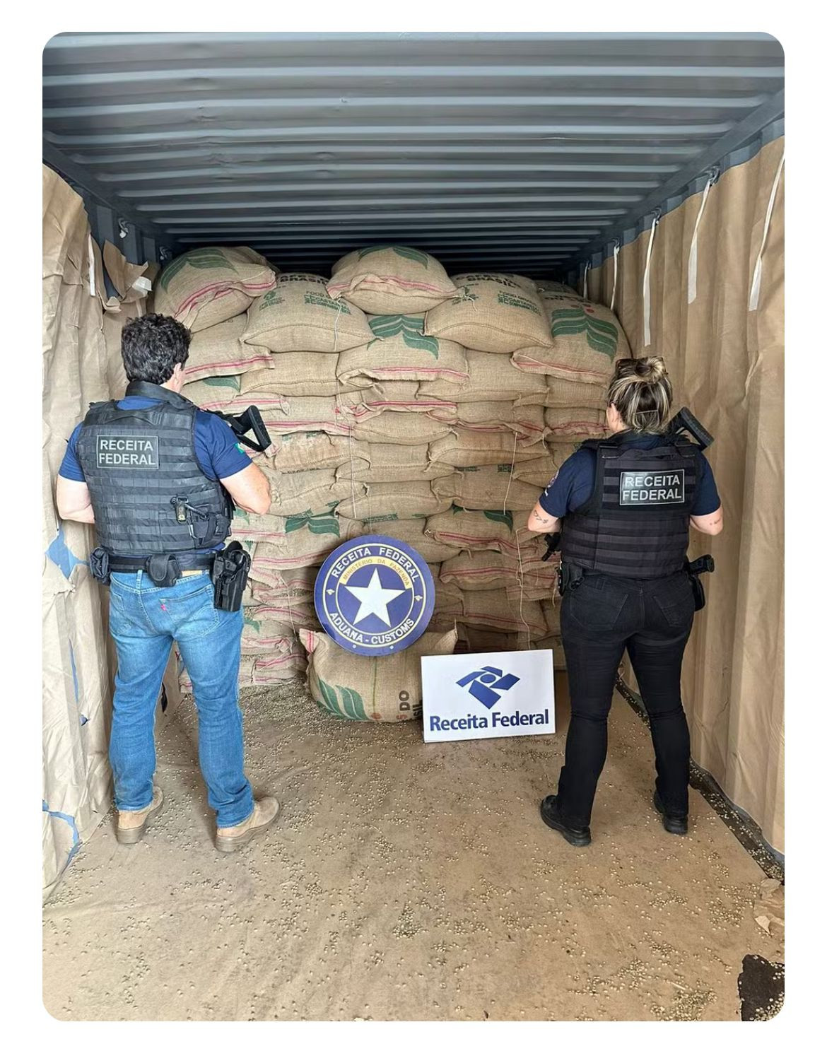 Aduana_Analistas-Tributários_da_RFB_atuam_na_apreensão_de_cocaína_no_porto_do_Rio_de_Janeiro.jpeg