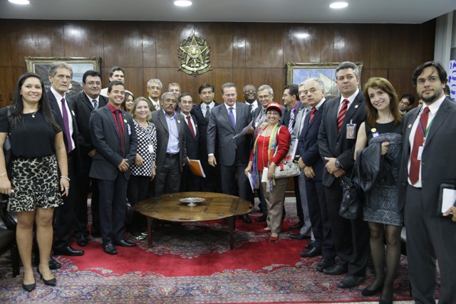 Atendendo a uma solicitação da Diretoria do Sindireceita e da Fenaprf, o presidente do Senado Federal, Renan Calheiros recebeu uma comitiva de representantes sindicais.  O diretor Sérgio de Castro representou o Sindicato no encontro com o presidente do Senado