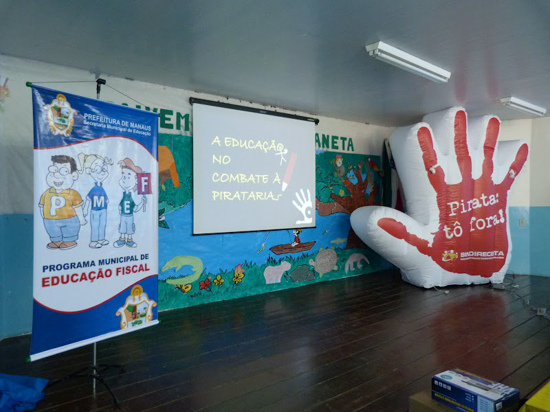 Os alunos assistiram a palestras A educação no combate à pirataria