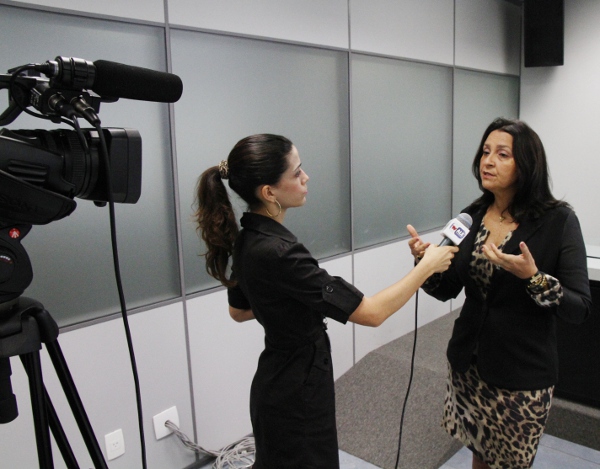 Sílvia de Alencar concedeu entrevista para a TV da Assembleia Legislativa e destacou a importância da Aduana 24 Horas para as indústrias do Estado