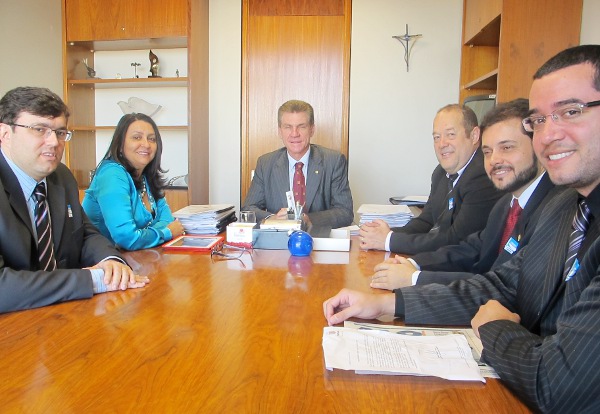 A presidenta do Sindireceita, Sílvia de Alencar, se reuniu com o deputado federal Eduardo Sciarra. No encontro, que contou com diretores do Sindireceita, foi discutida a convocação dos aprovados no concurso e que aguardam na lista de excedentes 