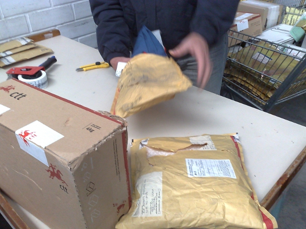 Fiscalização de encomenda suspeita