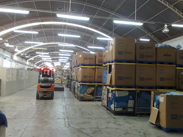 Foto da empilhadeira em ação no armazém