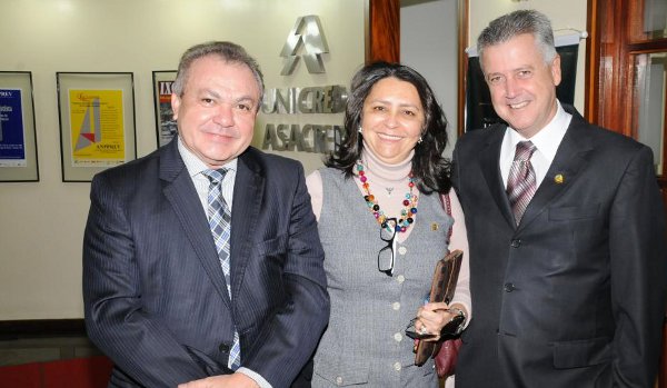 A presidenta do Sindireceita, Sílvia de Alencar, participou da abertura do Seminário que contou com a presença do senador Rodrigo Rollemberg 