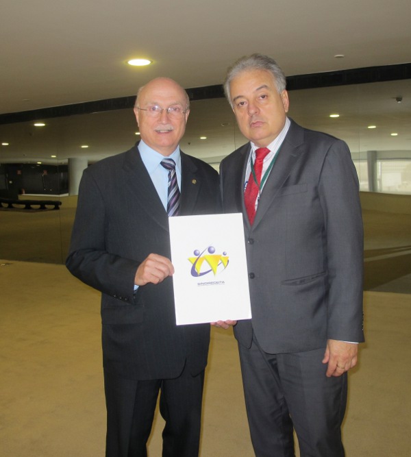 O diretor do Sindireceita, Sérgio de Castro, reuniu-se com o deputado federal Osmar Serraglio para discutir a regulamentação do adicional de fronteira  