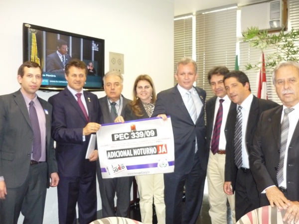  Durante a reunião com o diretor Sérgio de Castro o deputado André Figueiredo disse que a proposta esta entre as prioridades e que o Partido tem negociado com o Governo para que a PEC possa ser aprovada ainda este ano na Câmara dos Deputados  