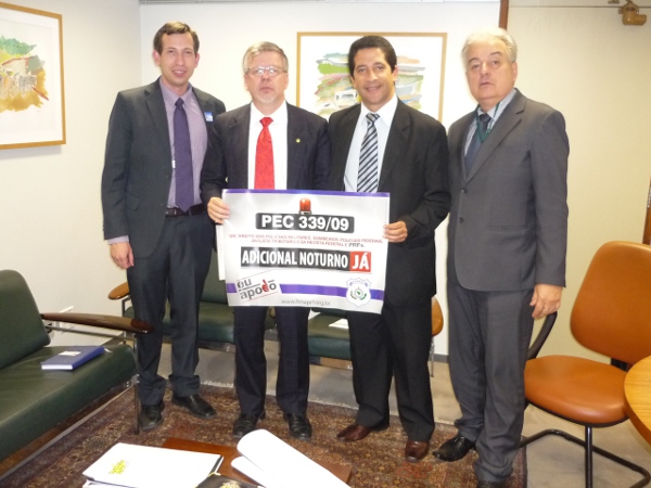 No encontro com o diretor Sérgio de Castro e demais servidores, o deputado Marco Maia adiantou que vai discutir com o presidente da Câmara a viabilidade de pautar a votação da PEC este ano