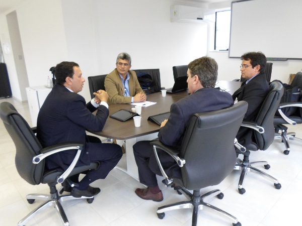  O diretor de Assuntos Aduaneiros Moisés Hoyos, o delegado sindical do Sindireceita em Manaus/AM, Marco Avelino, estiveram reunidos em Belém/PA com o superintendente da 2ª RF Esdras Júnior e com o superintendente adjunto Eduardo Badaró
