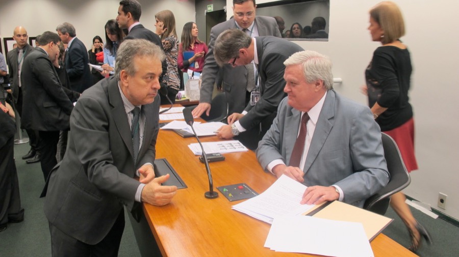 Sindireceita acompanha reunião da Comissão Especial da PEC 443/2009 que adia decisão para 18 de dezembro