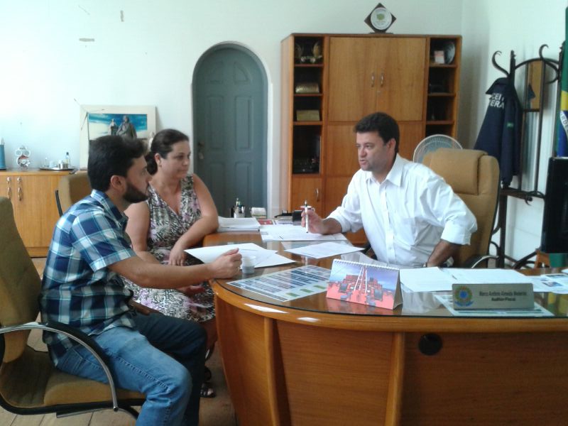 Durante o encontro, Hugo Leonardo Braga, delegado sindical de Rio Grande e Mara Figueiredo, delegada sindical substituta da DS, entregaram ao inspetor-chefe, Marco Antônio Medeiros, um ofício do Sindireceita com solicitações de informações do funcionamento do Porto 24h