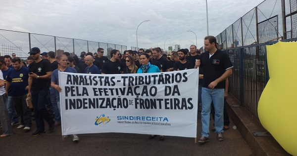 A lei 12.855/13, prevê uma indenização de R$ 91 por jornada de oito horas trabalhadas por servidores públicos federais em postos de fronteira do País 