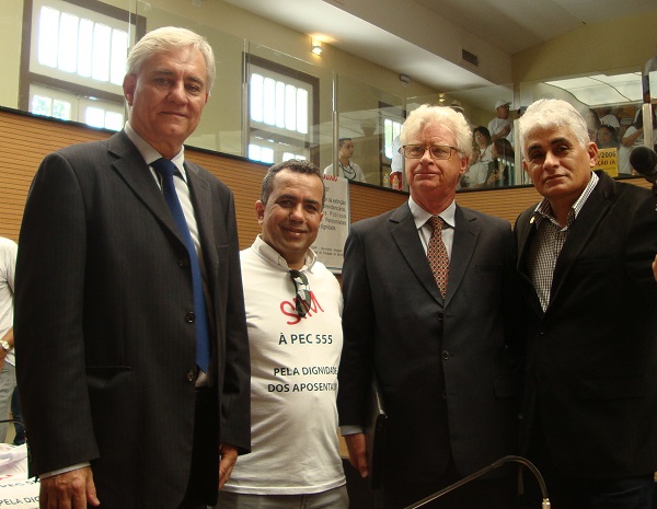 O diretor de Aposentados e Pensionistas do Sindireceita, Arnaldo Severo participou da audiência pública na Câmara Municipal de Recife/PE que analisou a PEC 555/2006, que extingue a contribuição previdenciária de aposentados e pensionistas