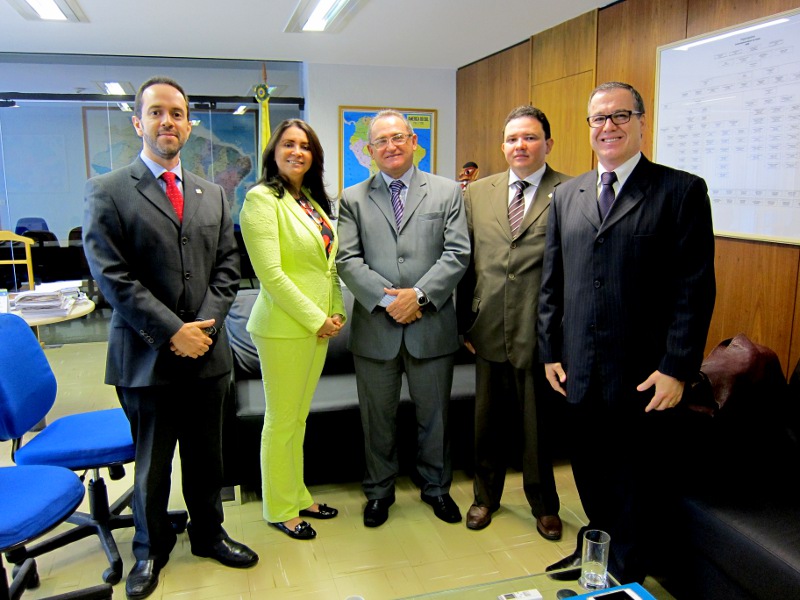  Carlos Higino (secretário executivo da CGU), Sílvia de Alencar (presidenta do Sindireceita), Valdir Agapito Teixeira (secretário federal de Controle Interno da CGU), Dionísio Carvallhêdo Barbosa (assessor especial DA CGU) e Breno Rocha (diretor de Comunicação do Sindireceita). 