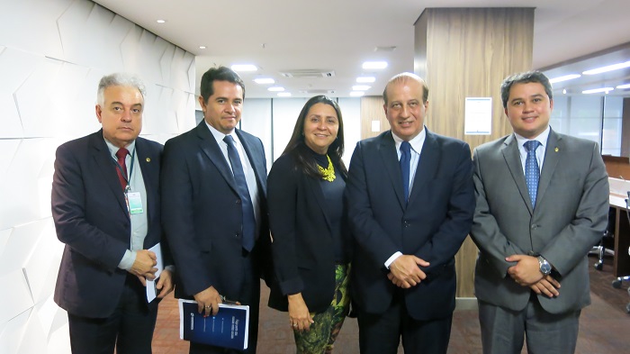 O diretor Sérgio de Castro, o diretor Moisés Hoyos, a presidenta, Sílvia de Alencar, o ministro Augusto Nardes e o deputado federal Efraim Filho 