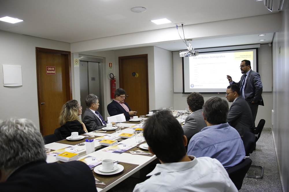 Sindireceita apresenta projeto Mais Simples Mais Justo ao deputado federal Paulo Teixeira (PT-SP)