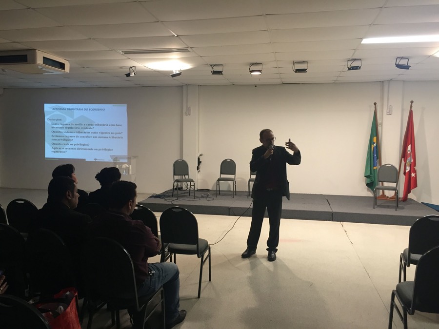 Analista-Tributário realiza palestra no Centro Universitário Estácio de Santa Catarina