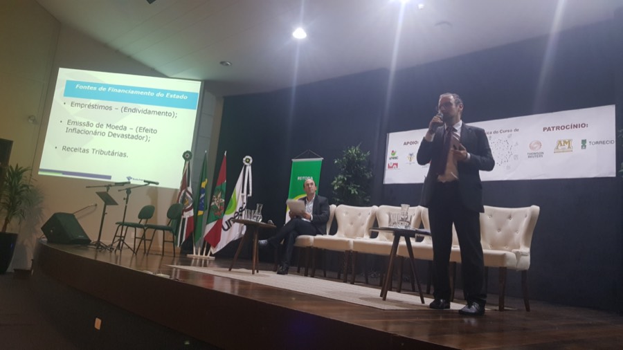 Analista-Tributário ministra palestra sobre Tributação e Cidadania na perspectiva da educação fiscal na Universidade do Extremo Sul Catarinense