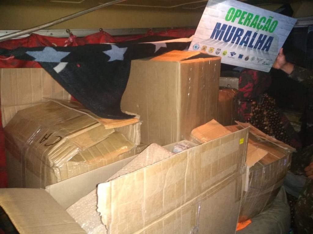 carreta retida no Paran 4