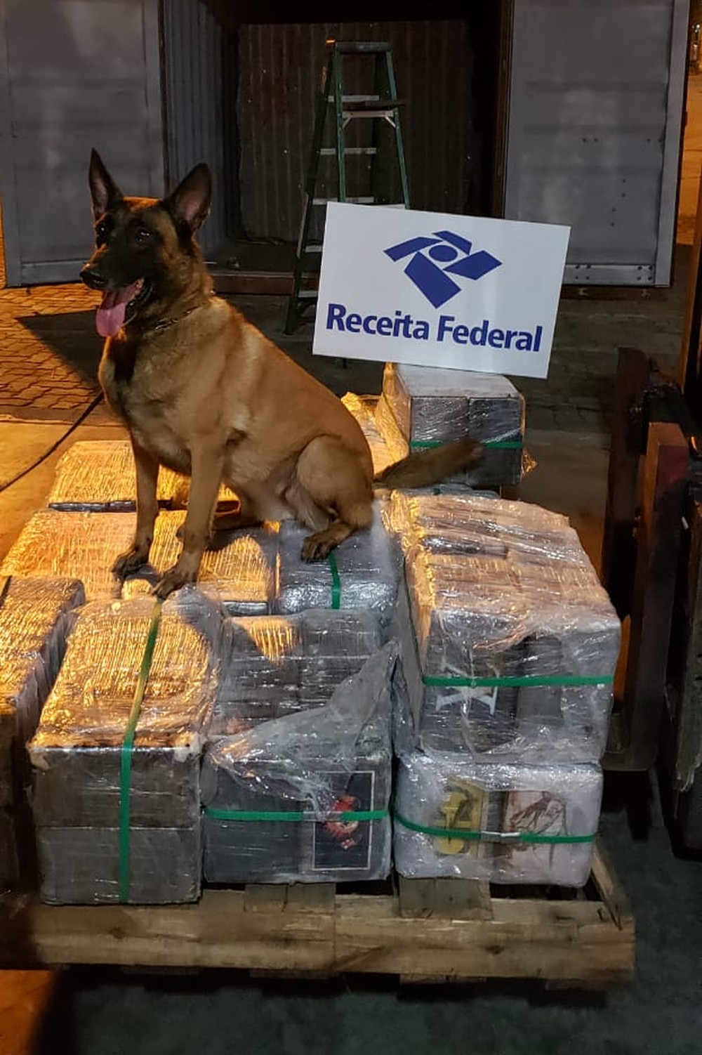 Coca na em cont iner no Porto do Rio. Divulga o Receita Federal 1