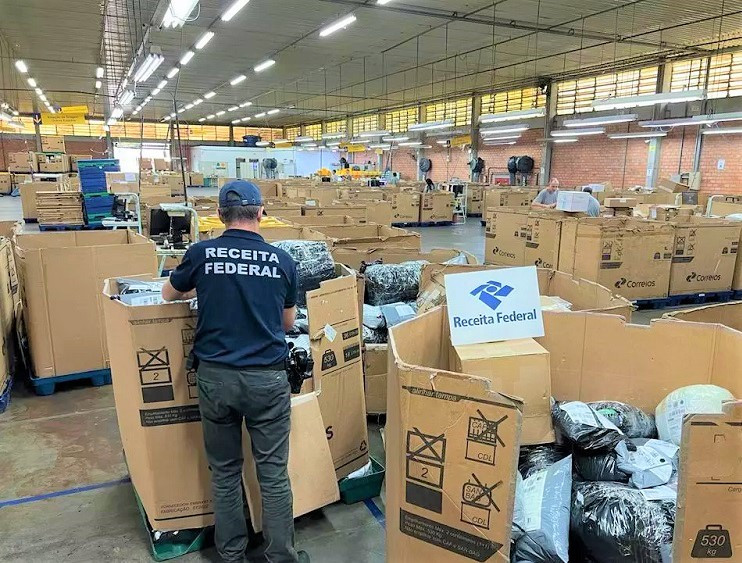 receita-federal-apreende-700-kg-de-roupa-nos-correios-de-blumenau-whatsapp-image-2023-08-10-at-16.27.12.jpg